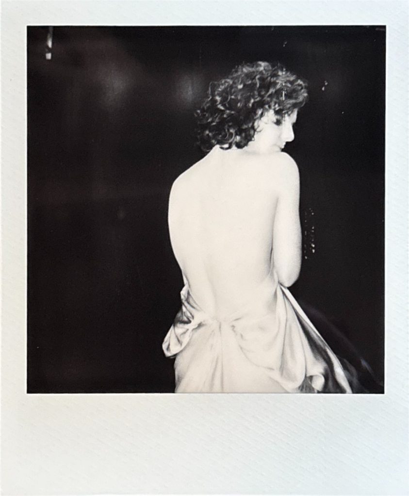 Séance photo boudoir avec Chiara au polaroid backstage location studio photo à Montreuil 93 femme photographe Céline Pivoine Eyes près de Vincennes de dos robe noir et blanc