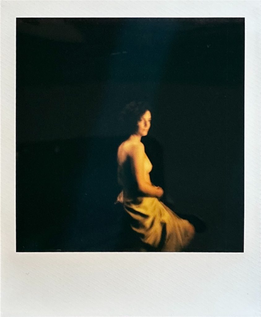 Séance photo boudoir avec Chiara au polaroid backstage location studio photo à Montreuil 93 femme photographe Céline Pivoine Eyes près de Rosny sous bois profil robe jaune