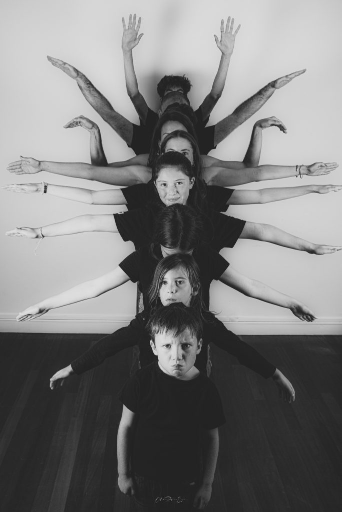 photographe famille portrait enfant groupe à Montreuil 93 près de Paris au studio photo location Céline pivoine eyes femme photographe groupe neuf personnes bras et mains bestiole insecte noir et blanc