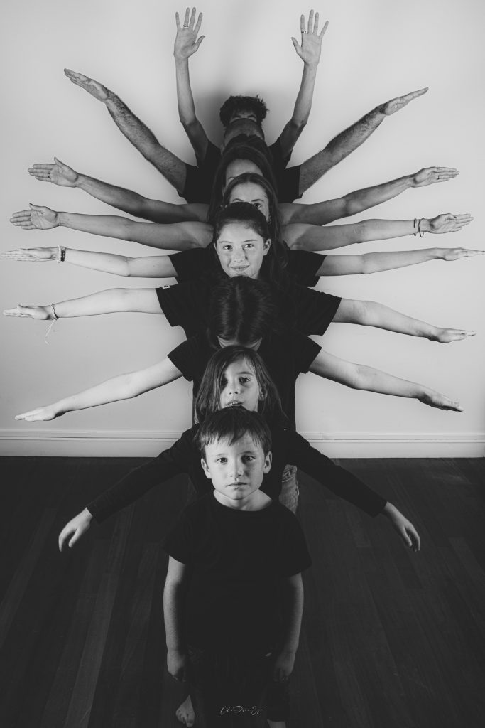 photographe famille portrait enfant groupe à Montreuil 93 près de Vincennes au studio photo location Céline pivoine eyes femme photographe groupe neuf personnes bras et mains bestiole insecte noir et blanc