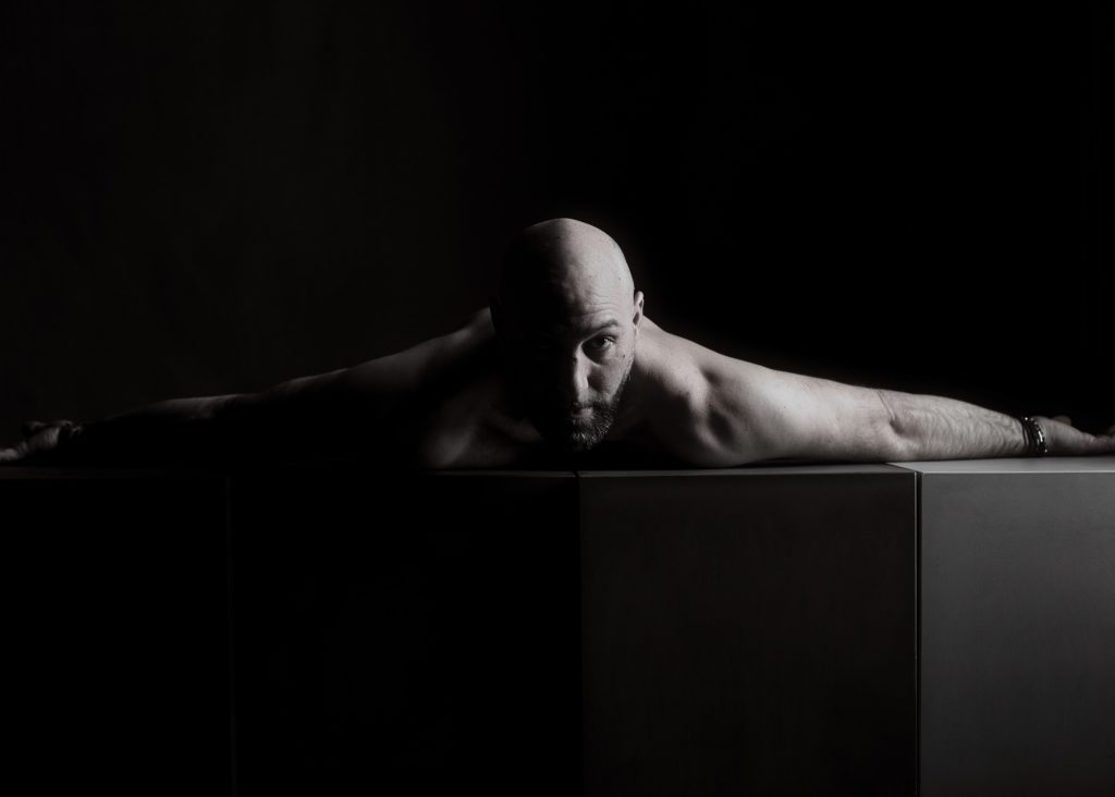 femme photographe homme nu artistique créatif avec Alexandre musclé par Céline Pivoine Eyes au studio photo location à Montreuil 93 près de Romainville chauve sur cubes noir et blanc
