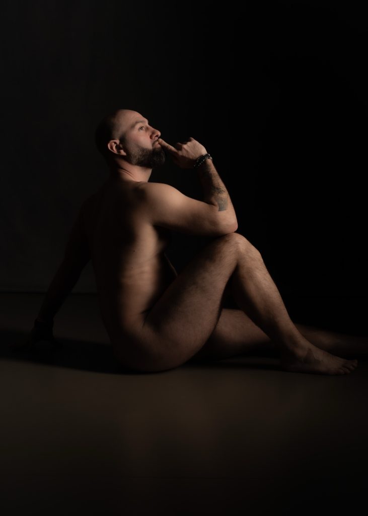 femme photographe homme nu artistique créatif avec Alexandre musclé par Céline Pivoine Eyes au studio photo location à Montreuil 93 près de Saint Mandé de profil assis sur cube