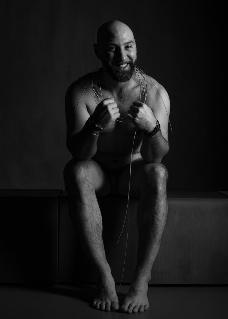 femme photographe homme nu artistique créatif avec Alexandre musclé par Céline Pivoine Eyes au studio photo location à Montreuil 93 près de Paris cordes basse assis sourire noir et blanc