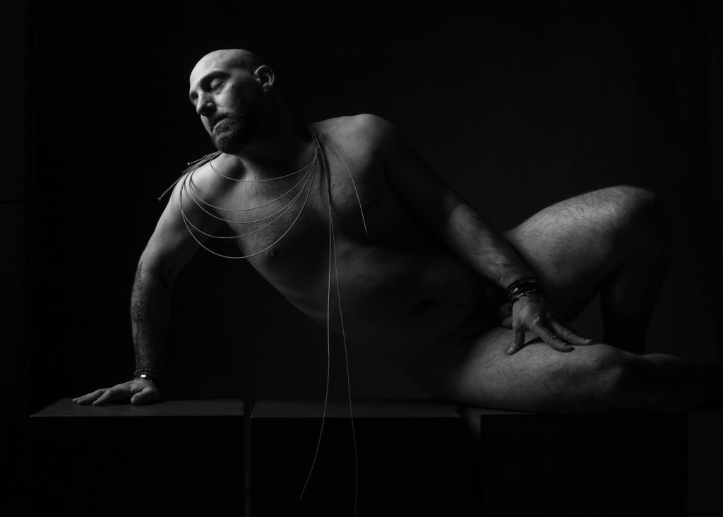 femme photographe homme nu artistique créatif avec Alexandre musclé par Céline Pivoine Eyes au studio photo location à Montreuil 93 près de Vincennes cordes basse sur cubes noir et blanc