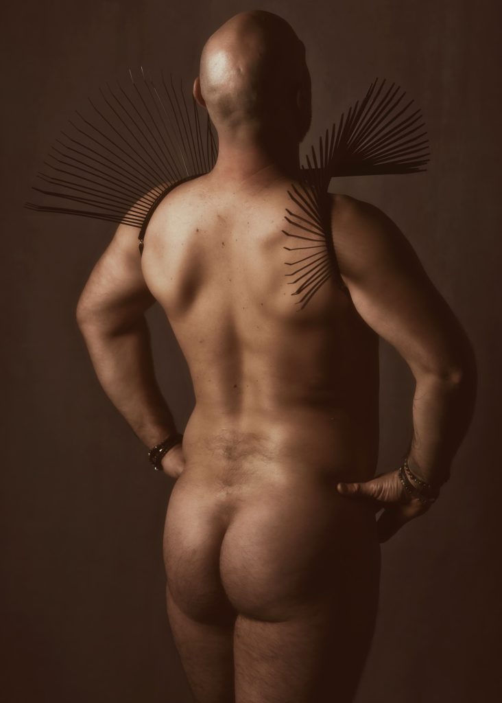 femme photographe homme nu artistique créatif avec Alexandre musclé par Céline Pivoine Eyes au studio photo location à Montreuil 93 près de Noisy le sec dos fesse collier à tiges 