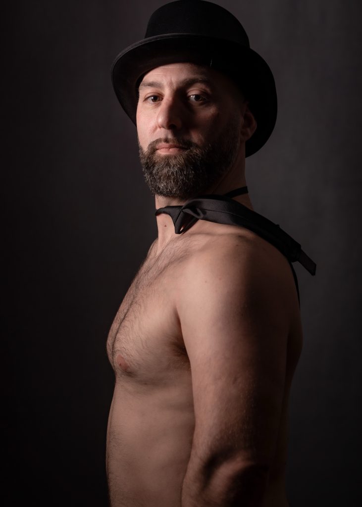 femme photographe homme nu artistique créatif avec Alexandre musclé par Céline Pivoine Eyes au studio photo location à Montreuil 93 en Seine St Denis portrait cravate et chapeau profil