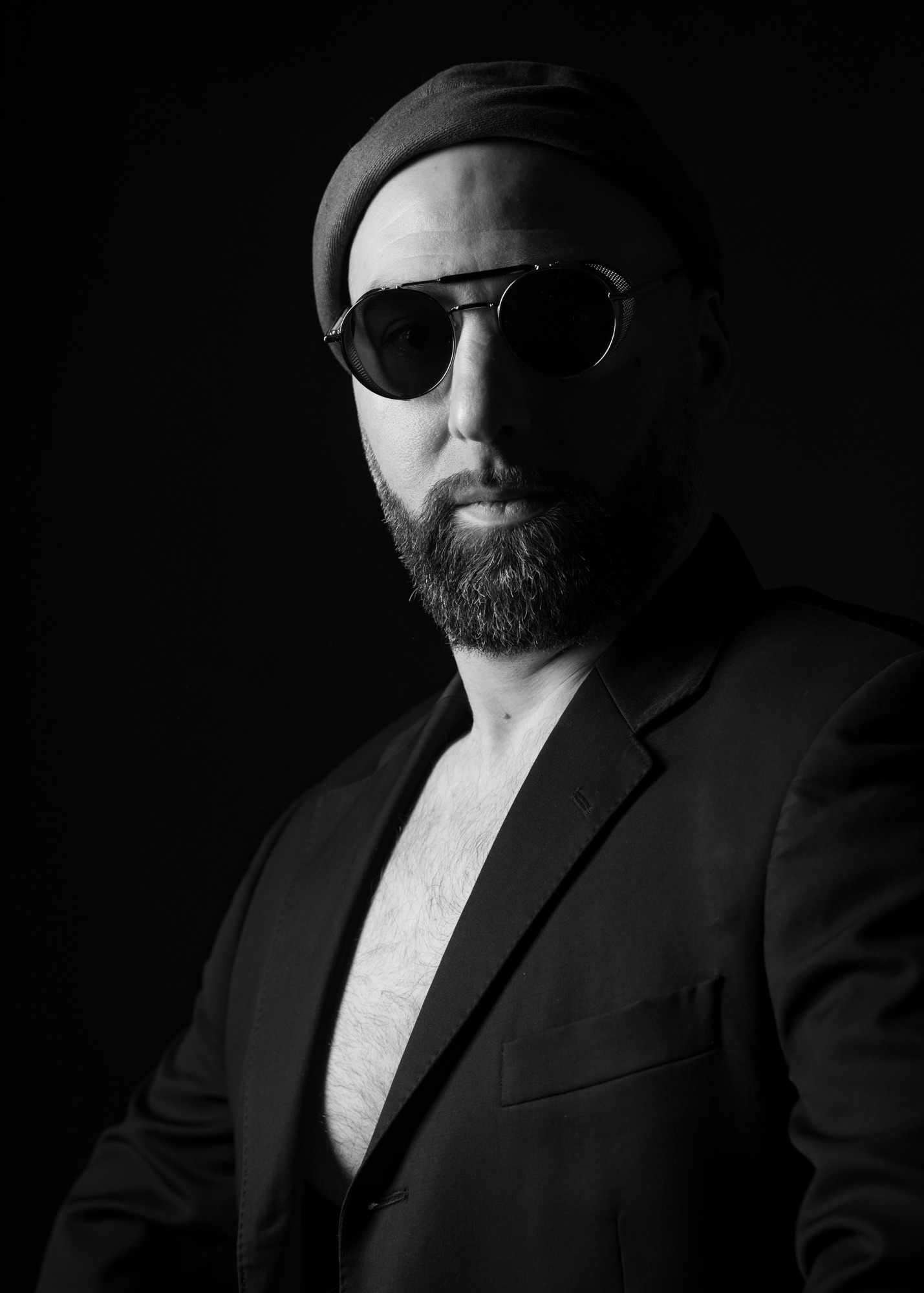 femme photographe homme nu artistique créatif avec Alexandre musclé par Céline Pivoine Eyes au studio photo location à Montreuil 93 près de Rosny sous bois portrait noir et blanc veste lunettes de soleil béret chapeau