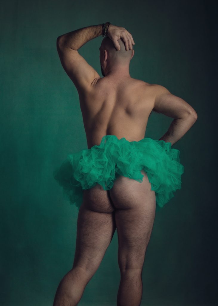 femme photographe homme nu artistique créatif avec Alexandre musclé par Céline Pivoine Eyes au studio photo location à Montreuil 93 près du Val de Marne debout dos fesses tutu vert