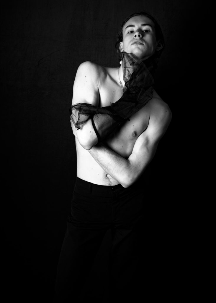 Séance photo shooting pour modèle homme androgyne les féminins par femme photographe céline pivoine eyes au studio photo location à Montreuil 93 près de Romainville portrait gant tulle torse nu noir et blanc