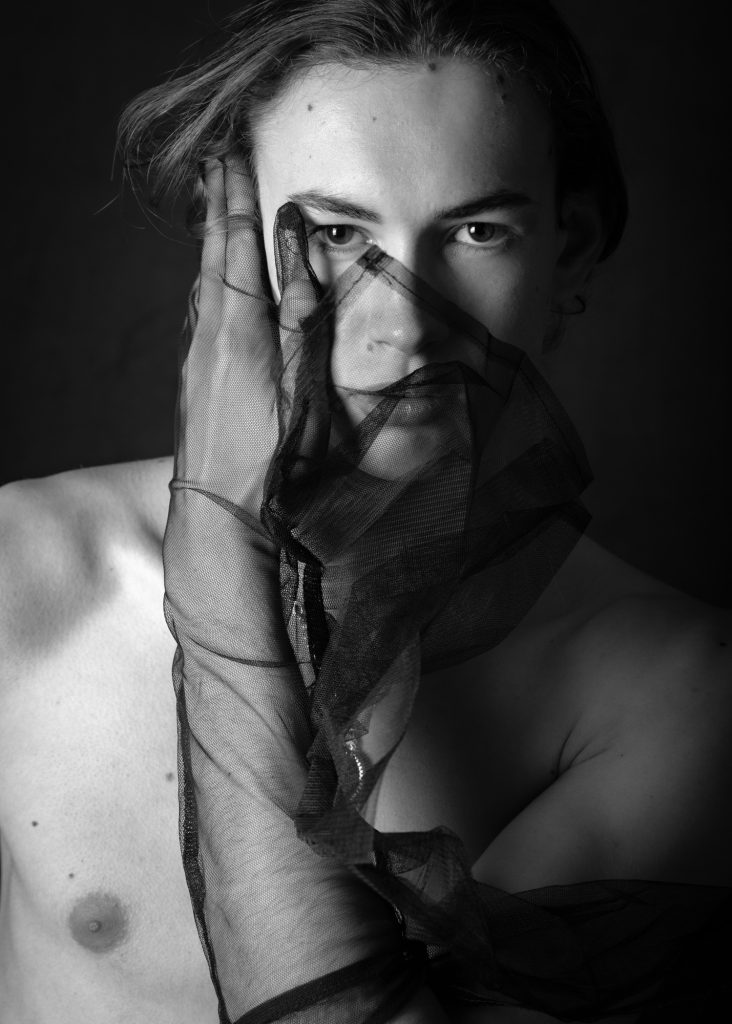 Séance photo shooting pour modèle homme androgyne les féminins par femme photographe céline pivoine eyes au studio photo location à Montreuil 93 près de Bagnolet portrait gant tulle regard noir et blanc