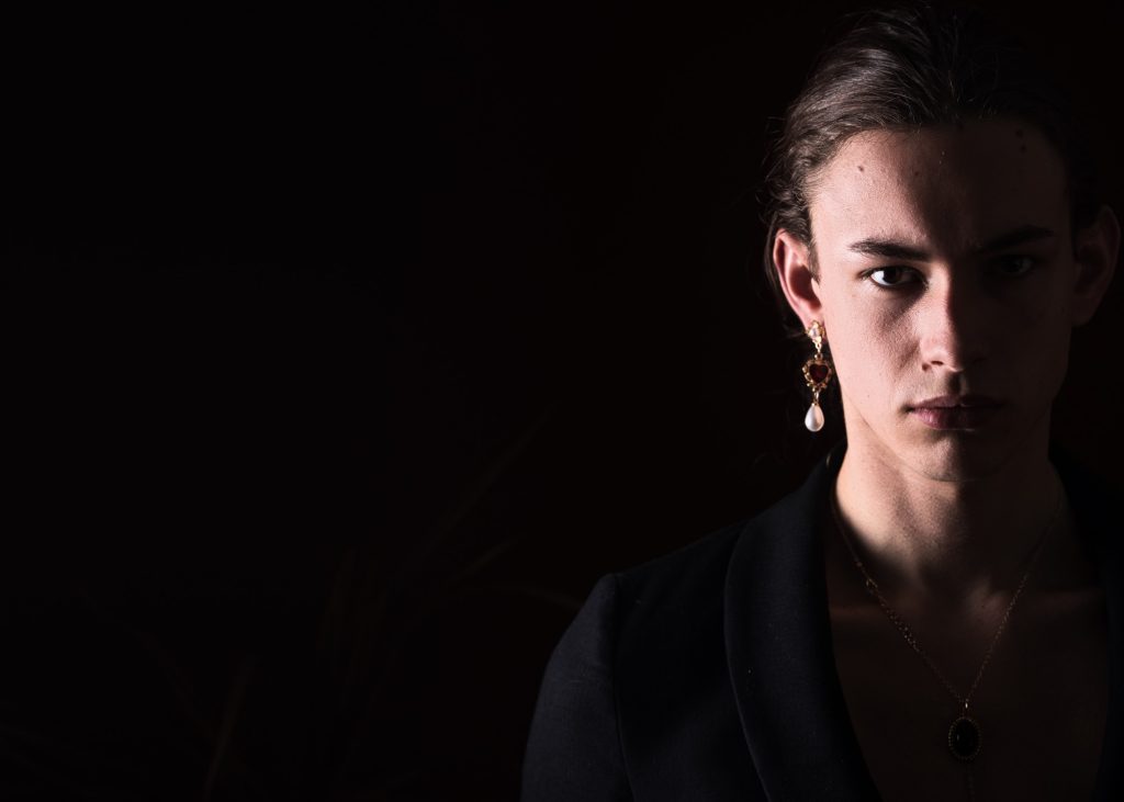 Séance photo shooting pour modèle homme androgyne les féminins par femme photographe céline pivoine eyes au studio photo location à Montreuil 93 près de Nogent sur Marne portrait décalé décentré 