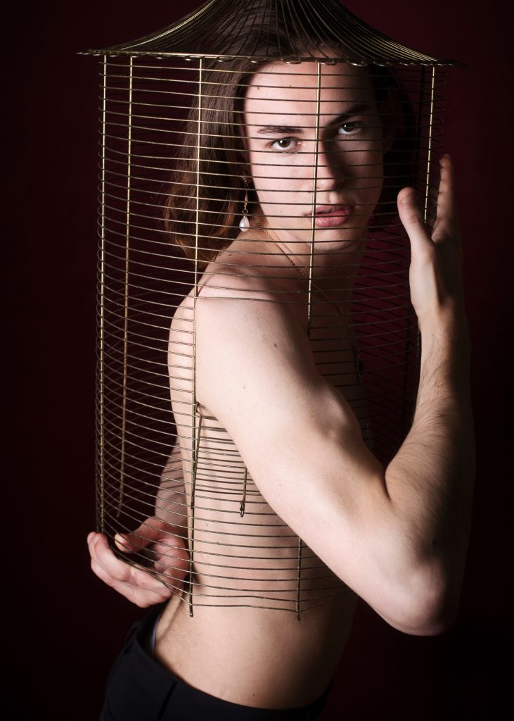 Séance photo shooting pour modèle homme androgyne les féminins par femme photographe céline pivoine eyes au studio photo location à Montreuil 93 près de Paris torse nu dans un cage portrait 