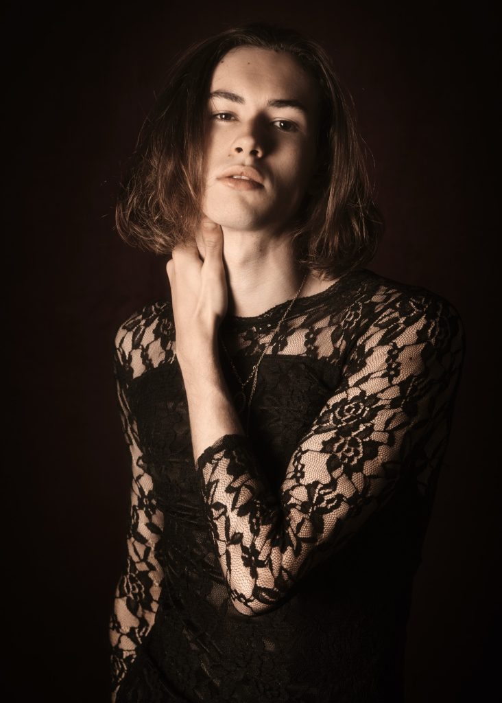 Séance photo shooting pour modèle homme androgyne les féminins par femme photographe céline pivoine eyes au studio photo location à Montreuil 93 près de Noisy le sec robe noire dentelle