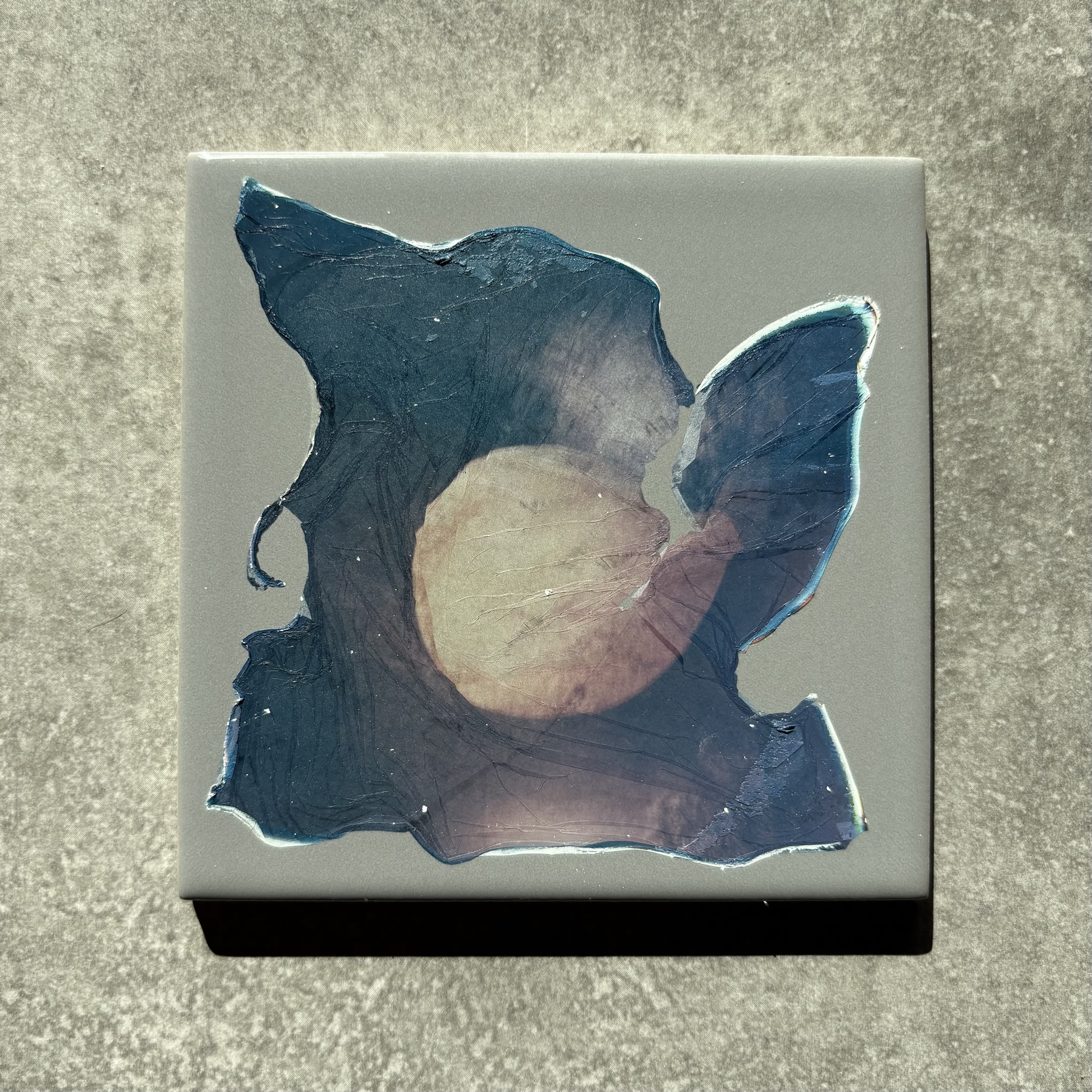 Lune de papier, souffle d’or — émulsion Polaroid sur carrelage, œuvre d’art originale de Céline Pivoine Eyes (série Les inspirations)
