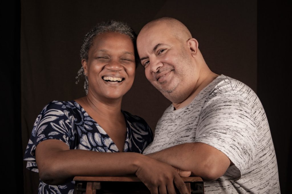 Séance photo famille portrait couple sourire avec Isabelle et Driss bonheur par femme photographe céline pivoine eyes au studio photo location à Montreuil 93 près de Rosny sous bois