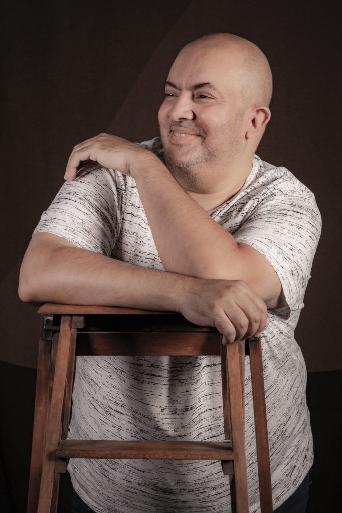 Séance photo famille portrait homme sourire avec Driss bonheur par femme photographe céline pivoine eyes au studio photo location à Montreuil 93 près de Noisy le sec