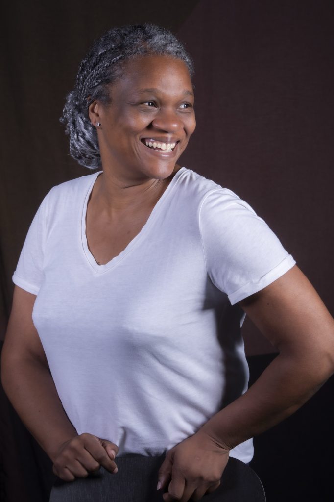 Séance photo famille portrait femme sourire avec Isabelle nattes bonheur par femme photographe céline pivoine eyes au studio photo location à Montreuil 93 près de Paris