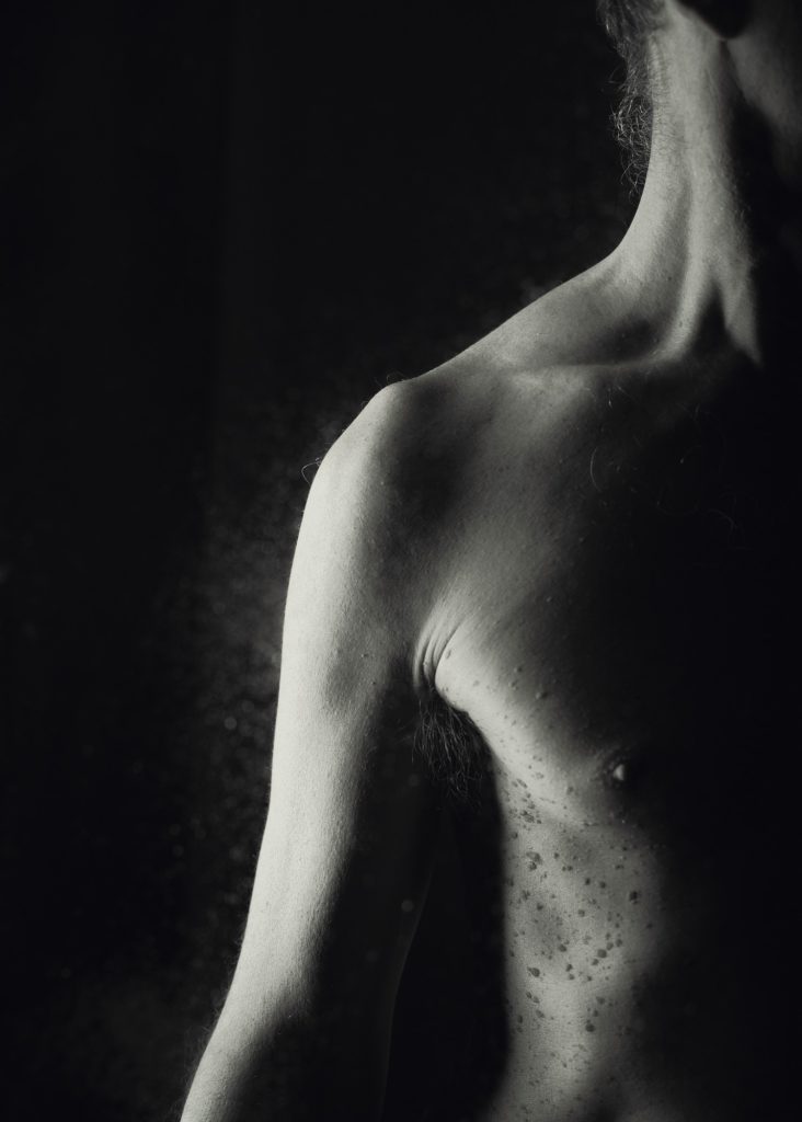 séance photo shooting pour modèle vivant homme nu avec Marco par femme photographe céline pivoine eyes au studio photo location à Montreuil 93 près de Vincennes bout de corps torse noir et blanc clair obscur détail