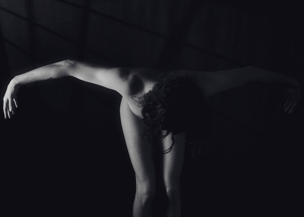 séance photographe queer lgbtqia+ androgyne série les féminins avec Thom homme modèle débutant par céline pivoine eyes femme photographe au studio photo location à Montreuil 93 en ile de France boudoir masculin nu clair obscur noir et blanc debout gobo fenêtre