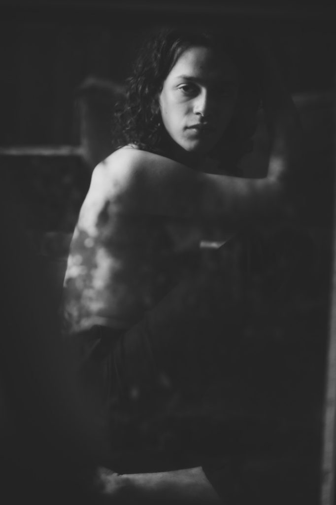 séance photographe queer lgbtqia+ androgyne série les féminins avec Thom homme modèle débutant par céline pivoine eyes femme photographe au studio photo location à Montreuil 93 près de Noisy le sec portrait noir et blanc regard miroir ancien