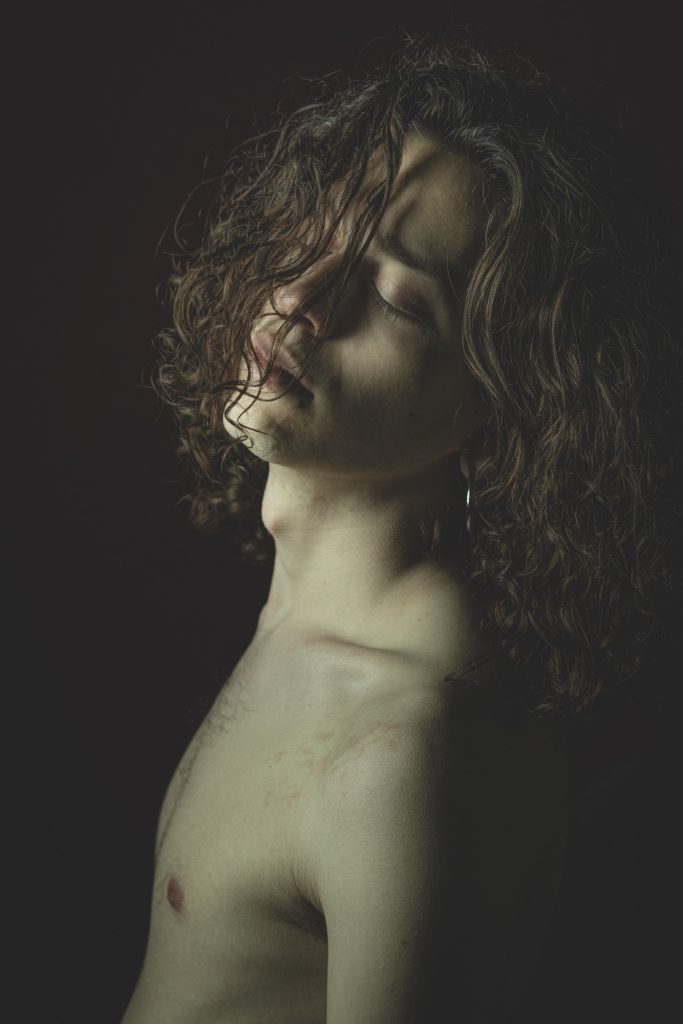 séance photographe queer lgbtqia+ androgyne série les féminins avec Thom homme modèle débutant par céline pivoine eyes femme photographe au studio photo location à Montreuil 93 en région parisienne boudoir portrait vintage cheveux bouclés