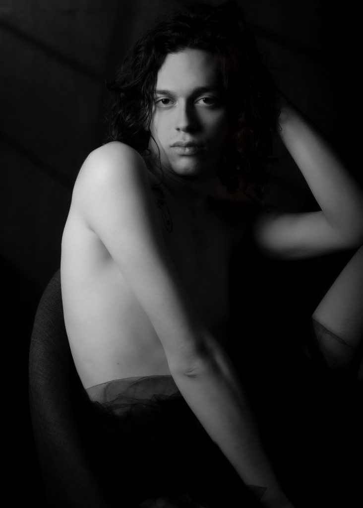 séance photographe queer lgbtqia+ androgyne série les féminins avec Thom homme modèle débutant par céline pivoine eyes femme photographe au studio photo location à Montreuil 93 près de Fontenay sous bois portrait noir et blanc regard