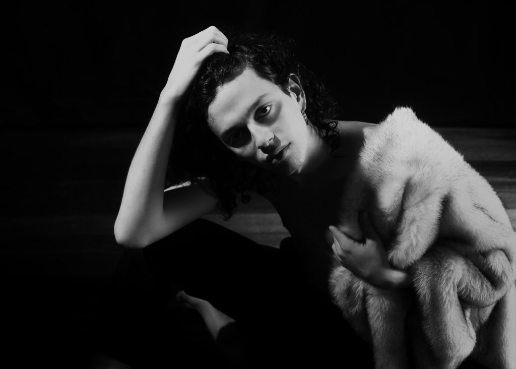 séance photographe queer lgbtqia+ androgyne série les féminins avec Thom homme modèle débutant par céline pivoine eyes femme photographe au studio photo location à Montreuil 93 près de Rosny sous bois portrait noir et blanc regard fourrure