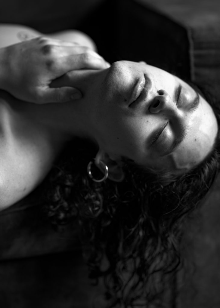 séance photographe queer lgbtqia+ androgyne série les féminins avec Thom homme modèle débutant par céline pivoine eyes femme photographe au studio photo location à Montreuil 93 près de Nogent sur Marne portrait noir et blanc lumière naturelle