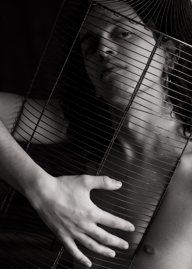 séance photographe queer lgbtqia+ androgyne série les féminins avec Thom homme modèle débutant par céline pivoine eyes femme photographe au studio photo location à Montreuil 93 près de Romainville portrait noir et blanc en cage