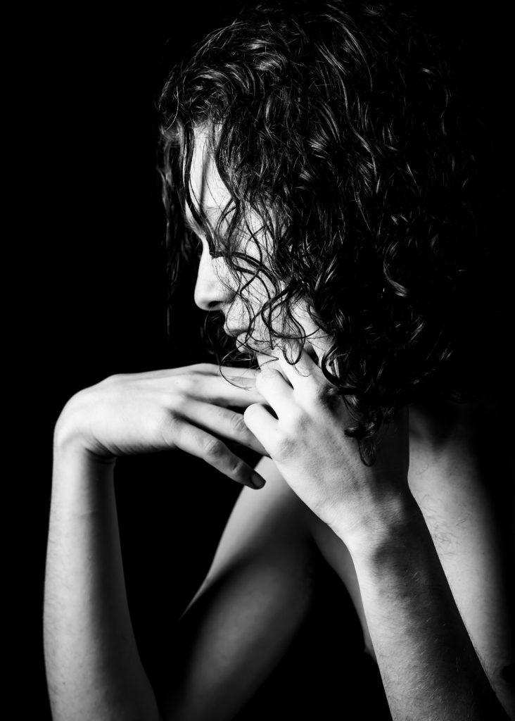 séance photographe queer lgbtqia+ androgyne série les féminins avec Thom homme modèle débutant par céline pivoine eyes femme photographe au studio photo location à Montreuil 93 près de Paris portrait noir et blanc mains cheveux bouclés profil