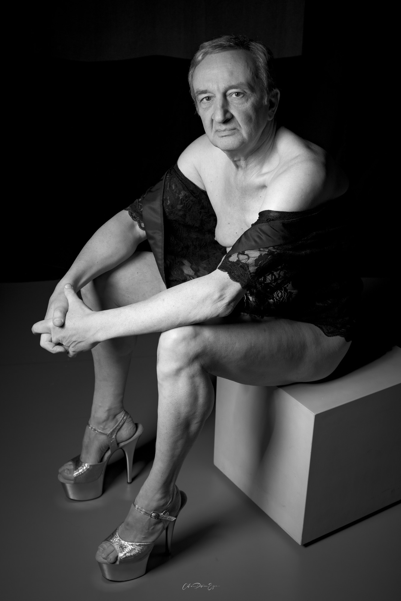 Séance photo pour homme suisse mature sénior nu avec François les féminins talons hauts lingerie dentelle noir et blanc par femme photographe Céline Pivoine Eyes au studio photo location à Montreuil 93 près de Paris