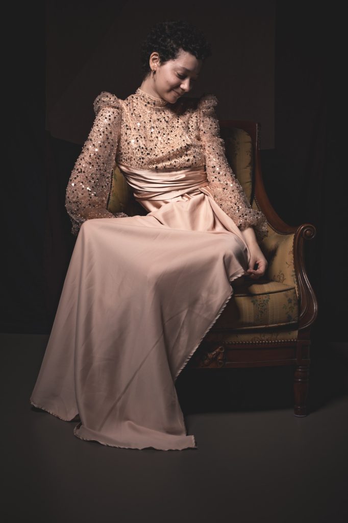 Séance photo shooting pour Eva femme autiste estime de soi enfant intérieur connexion portrait par Céline Pivoine Eyes femme photographe au studio photo location à Montreuil 93 en Ile de France robe soirée saumon sur fauteuil ancien