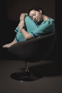 Séance photo shooting pour Eva femme autiste estime de soi enfant intérieur connexion portrait yeux fermés robe verte sur fauteuil boule 