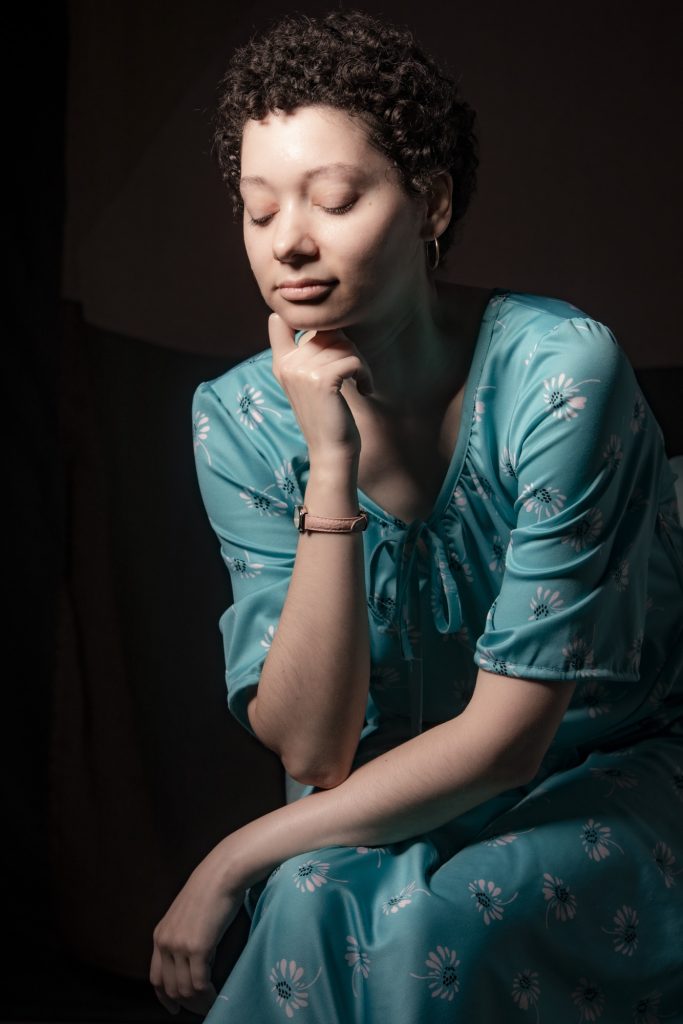 Séance photo shooting pour Eva femme autiste estime de soi enfant intérieur connexion portrait par Céline Pivoine Eyes femme photographe au studio photo location à Montreuil 93 près de Fontenay sous bois yeux fermés robe verte vintage