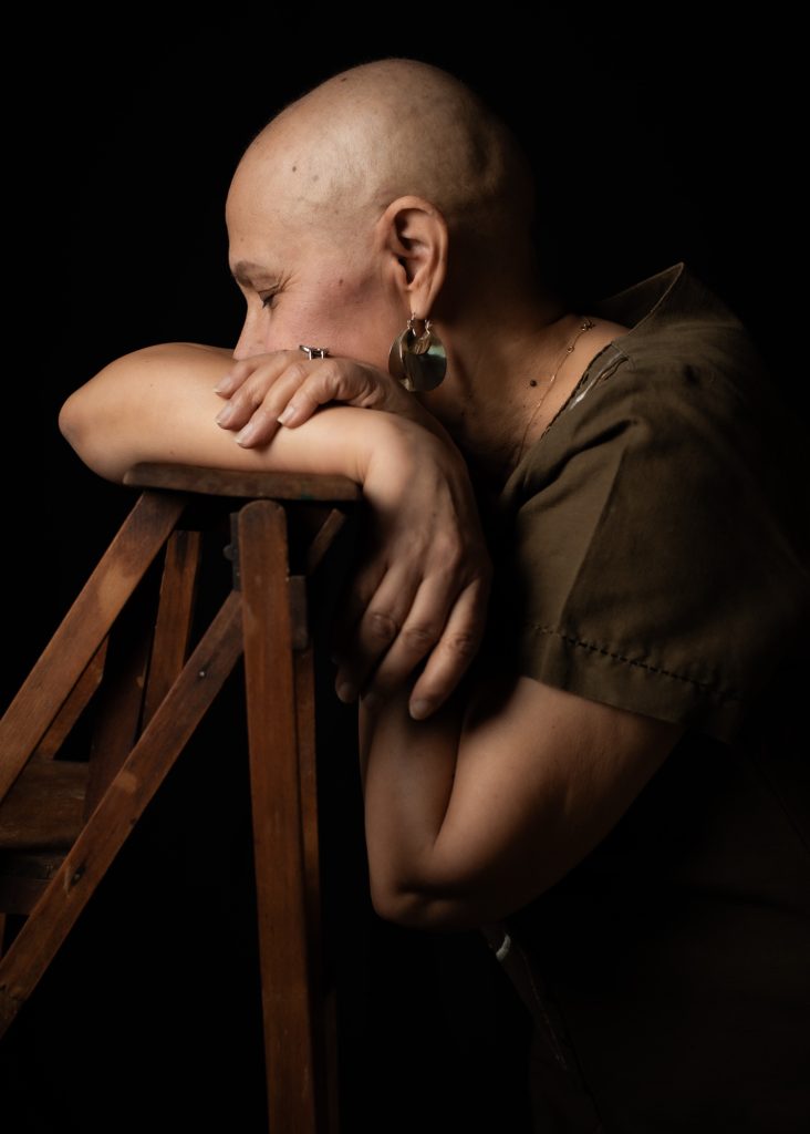 séance photo résilience cancer maladie estime de soi pour femme sénior mature sexagénaire avec Myriam par Céline pivoine eyes femme photographe au studio photo location à Montreuil 93 près en Ile de France crâne rasé chauve mains escabeau 