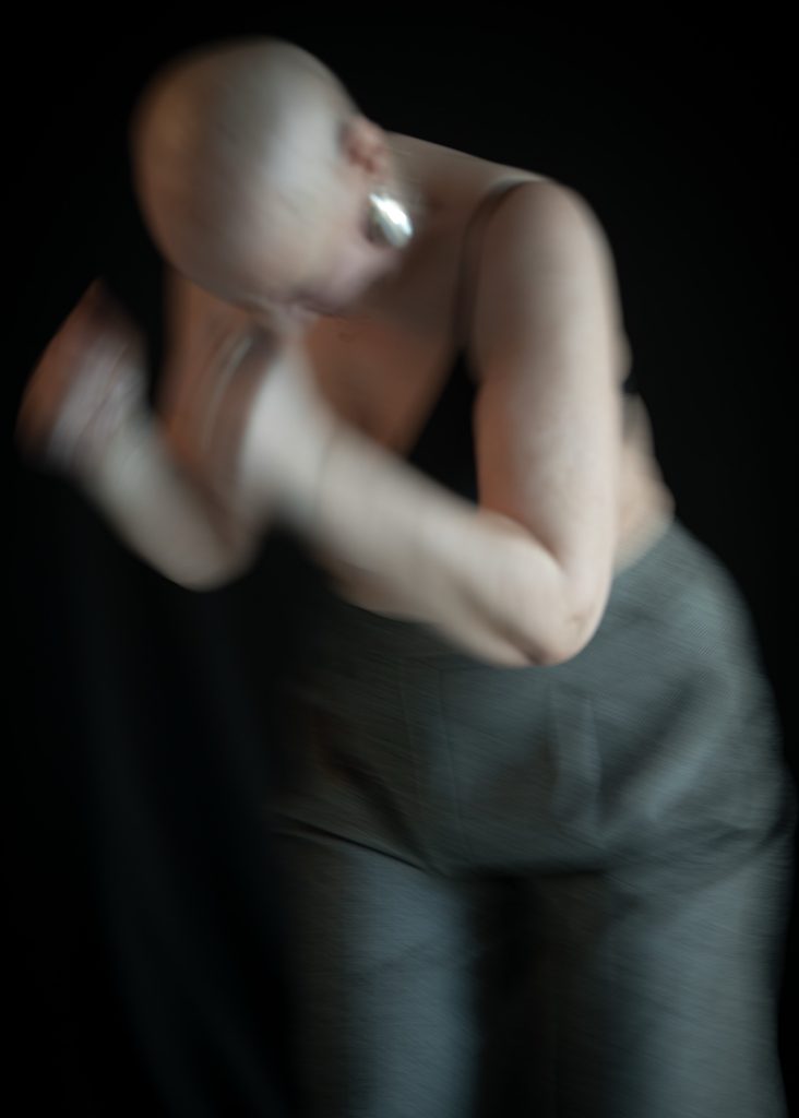 séance photo résilience cancer maladie estime de soi pour femme sénior mature sexagénaire avec Myriam par Céline pivoine eyes femme photographe au studio photo location à Montreuil 93 près de Bagnolet mouvement danse flou trouble photography victoire