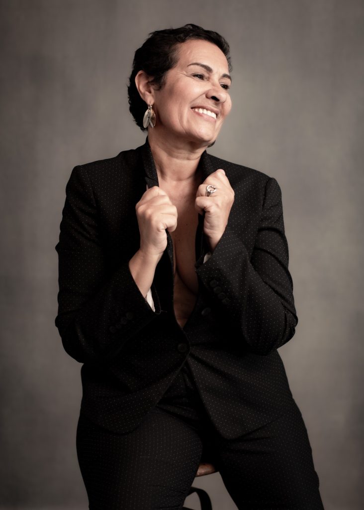 séance photo résilience cancer maladie estime de soi pour femme sénior mature sexagénaire avec Myriam par Céline pivoine eyes femme photographe au studio photo location à Montreuil 93 près de Rosny sous bois sourire veste tailleur noir