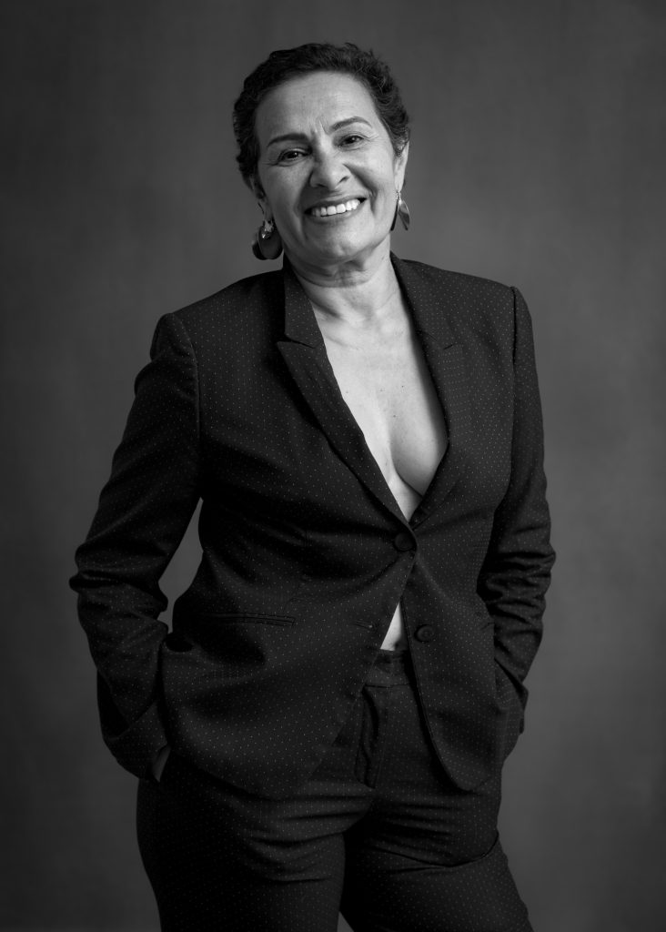 séance photo résilience cancer maladie estime de soi pour femme sénior mature sexagénaire avec Myriam par Céline pivoine eyes femme photographe au studio photo location à Montreuil 93 près de Noisy le sec tailler noir sourire debout noir et blanc