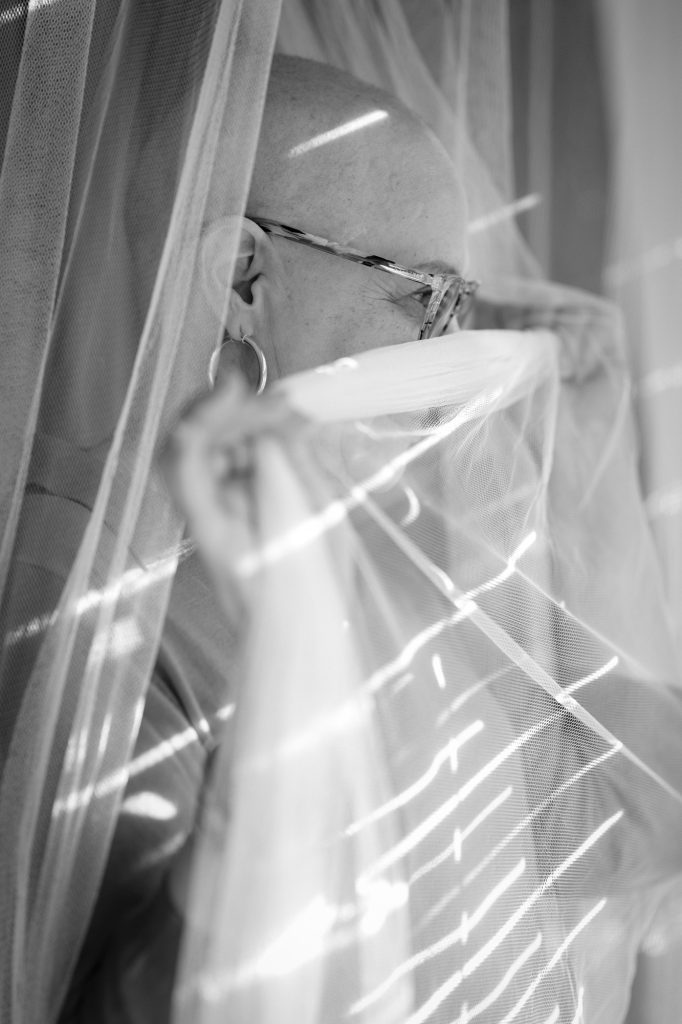 séance photo résilience cancer maladie estime de soi pour femme sénior mature sexagénaire avec Myriam par Céline pivoine eyes femme photographe au studio photo location à Montreuil 93 près en région parisienne voile noir et blanc lunettes portrait