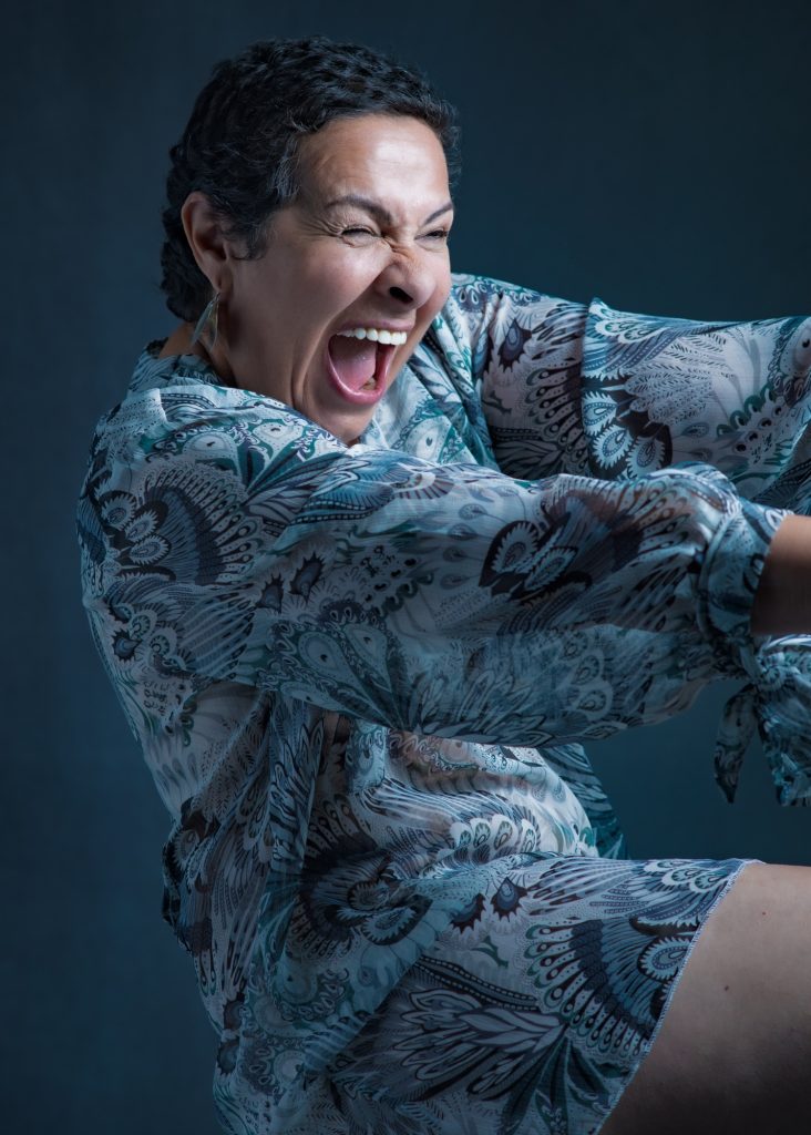 séance photo résilience cancer maladie estime de soi pour femme sénior mature sexagénaire avec Myriam par Céline pivoine eyes femme photographe au studio photo location à Montreuil 93 près de Saint Mandé victoire cri chemise