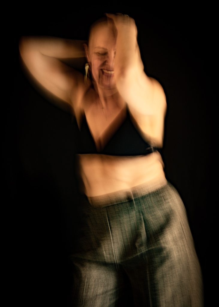 séance photo résilience cancer maladie estime de soi pour femme sénior mature sexagénaire avec Myriam par Céline pivoine eyes femme photographe au studio photo location à Montreuil 93 près de Nogent sur marne mouvement trouble photography flou danse joie lingerie