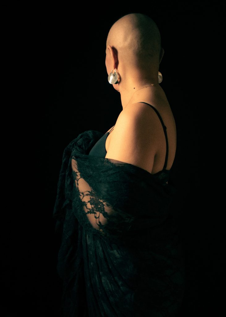 séance photo résilience cancer maladie estime de soi pour femme sénior mature sexagénaire avec Myriam par Céline pivoine eyes femme photographe au studio photo location à Montreuil 93 près de Paris 12ème crâne rasé dentelle lingerie boudoir