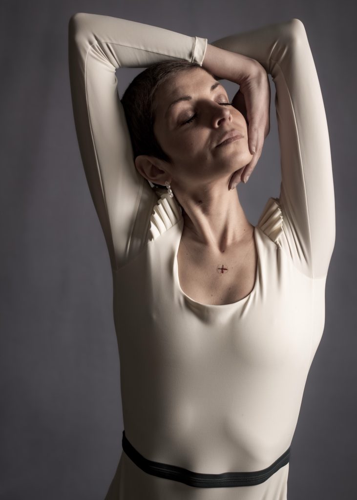 Séance photo boudoir estime de soi résilience cancer du sein avec Charlotte jeune femme en guérison par femme photographe céline pivoine eyes au studio photo location à Montreuil près de Rosny sous Bois portrait en maillot de bains Emeté