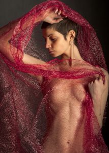 La séance photo boudoir thérapeutique : Résilience face à la maladie et reconstruction de l&rsquo;estime de soi