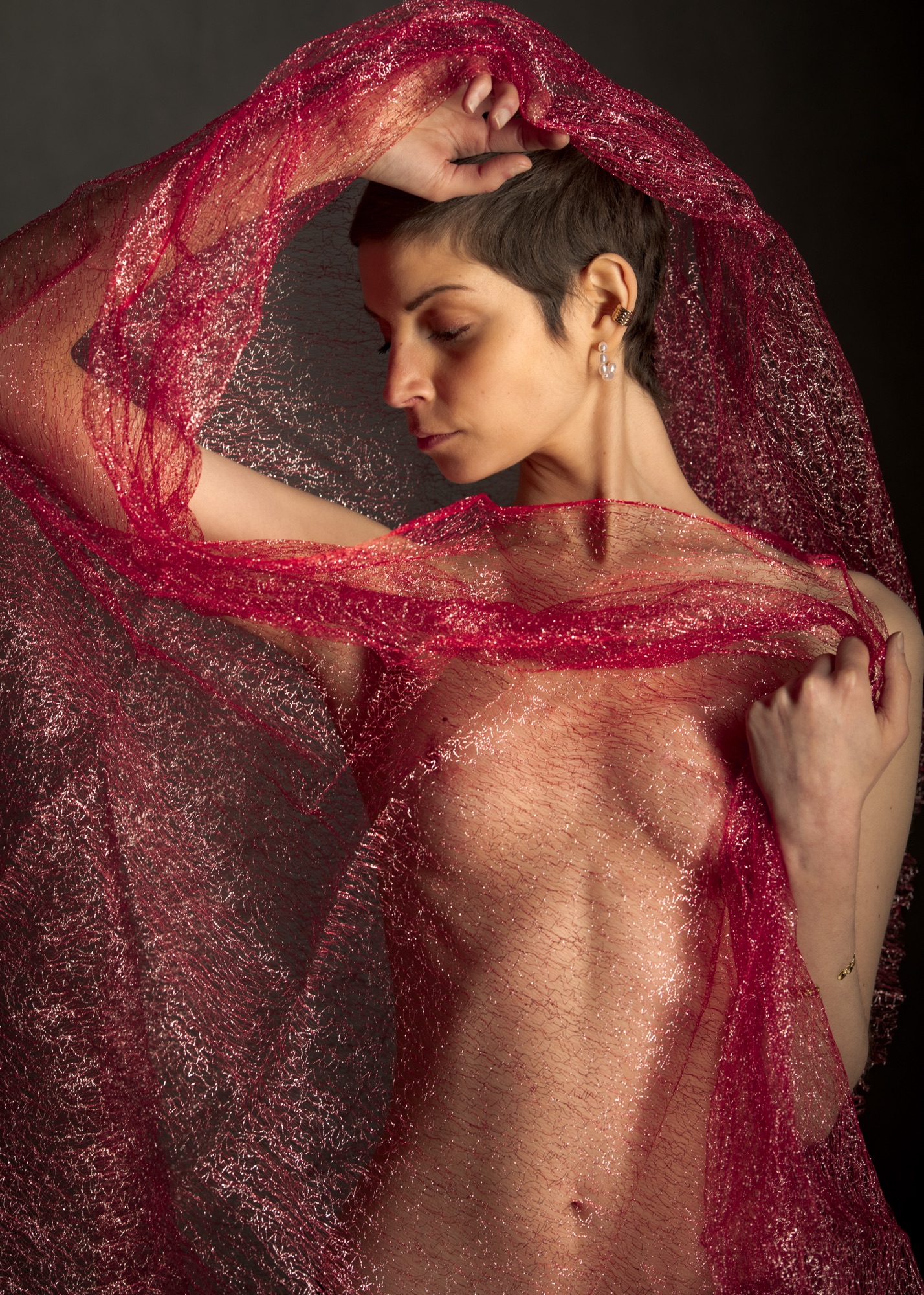 Séance photo boudoir estime de soi résilience cancer du sein avec Charlotte jeune femme en guérison topless derrière un voile rouge