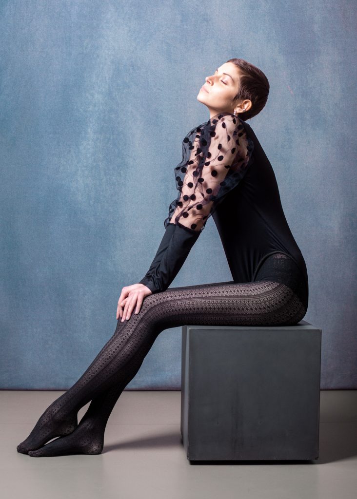 Séance photo boudoir estime de soi résilience cancer du sein avec Charlotte jeune femme en guérison par femme photographe céline pivoine eyes au studio photo location à Montreuil près de Rosny sous Bois de profil en body dentelle collant sur cube