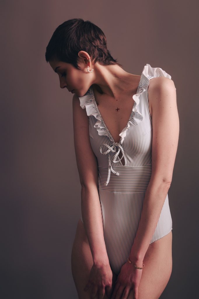 Séance photo boudoir estime de soi résilience cancer du sein avec Charlotte jeune femme en guérison par femme photographe céline pivoine eyes au studio photo location à Montreuil près de Rosny sous Bois en maillot de bain lingerie debout