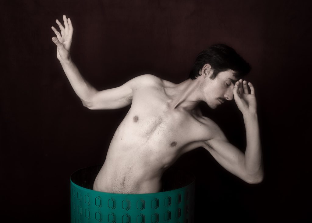 séance photo shooting pour modèle homme mince musclé lgbtqia avec Christophe Gallo acteur par femme photographe céline pivoine eyes au studio photo location à Montreuil près de Paris nu artistique dans abat-jour vert moustache