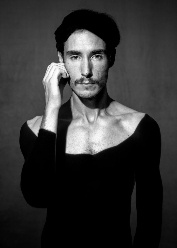 séance photo shooting pour modèle homme mince musclé lgbtqia avec Christophe Gallo acteur par femme photographe céline pivoine eyes au studio photo location à Montreuil près de Paris nu artistique portrait noir et blanc au gobo ombre mains