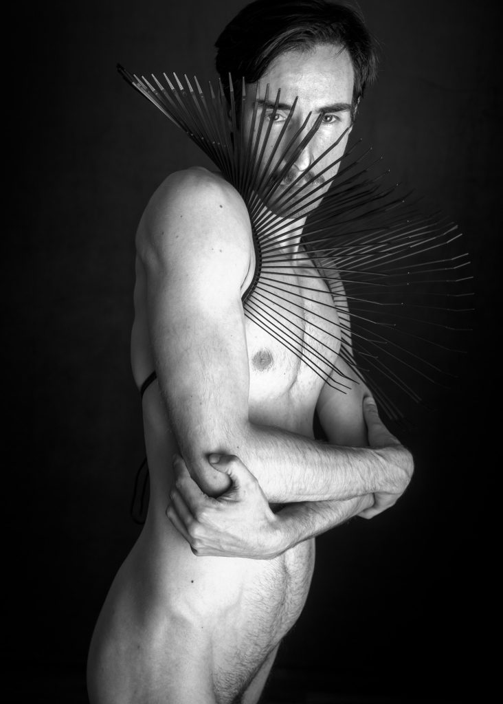 séance photo shooting pour modèle homme mince musclé lgbtqia avec Christophe Gallo acteur par femme photographe céline pivoine eyes au studio photo location à Montreuil près de Paris nu artistique tiges noir et blanc debout